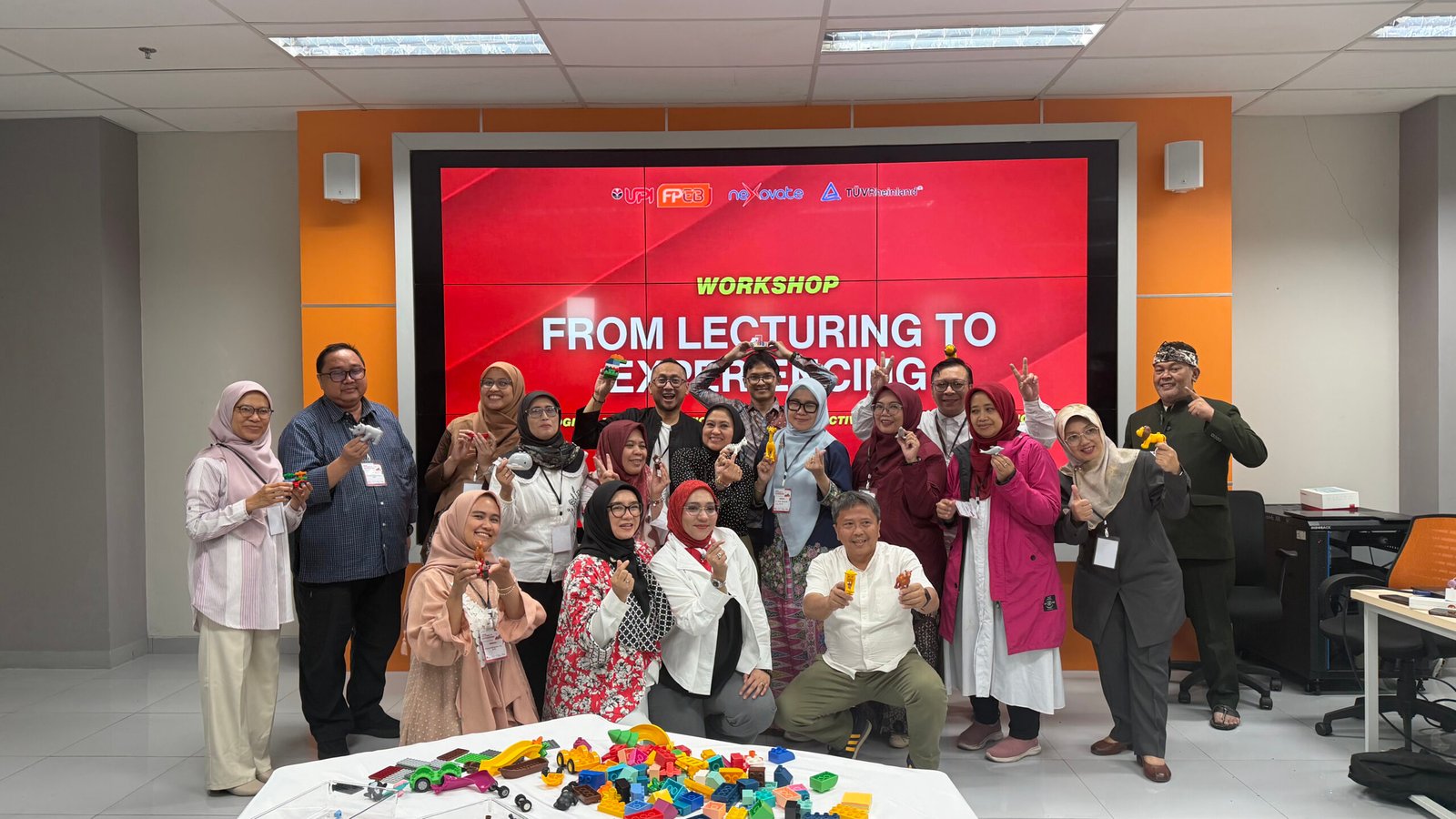 Transformasi Pedagogi Dosen FPEB UPI Workshop transformasi pedagogi dosen FPEB UPI menggunakan media building bricks bersama Nexovate